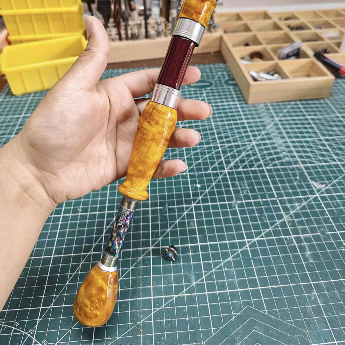 SAOTABI Atelier Contour example showing its detachable extension and rear-grip connection; wood, hardware and rod type are configuration references.