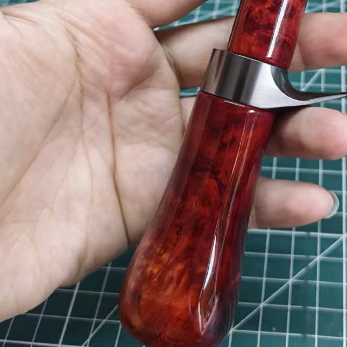 Red-toned Xuebai wood handle reference; natural grain varies.