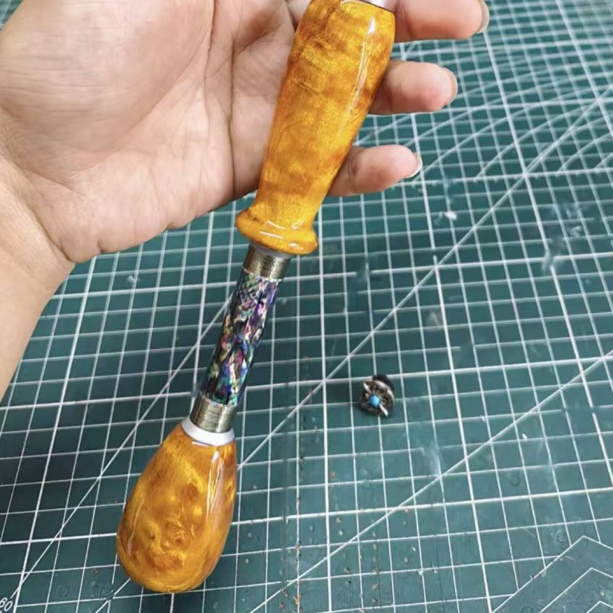 With detachable rear grip (+US$20)