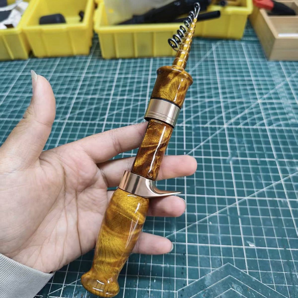 SAOTABI Atelier Contour example with a standard rear grip and no detachable extension; other configuration details are illustrative.